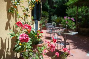 a garden with flowers and tables and chairs at Hotel L'Argine Fiorito in Atrani