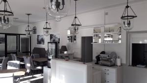 a salon with chairs and chandeliers in a room at Kamieniczka in Nidzica