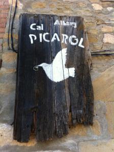 a sign on a piece of wood with a bird on it at Albergue Rural Cal Picarol in Fontllonga