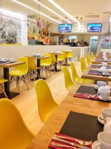 A restaurant or other place to eat at Hotel Miau