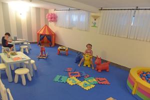 ein Kind in einem Zimmer mit vielen Spielzeugen in der Unterkunft Hotel Capanni in Bellaria-Igea Marina
