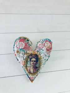 um coração de mosaico pendurado numa casa branca em Compact living home, DOWNSIZING PROJECT em Falkenberg
