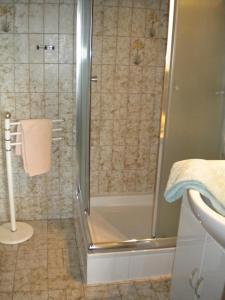A bathroom at Gästezimmer Weiss