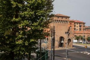 ein großes Backsteingebäude in einer Stadtstraße in der Unterkunft Le Camere di Porta San Felice - Self Check in in Bologna