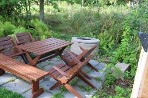 a wooden table and two chairs and a picnic table at Im Herzen der Altstadt von Kalajoki in Kalajoki