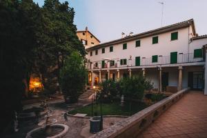 Budova, kde se hotel nachází + 24 fotografií