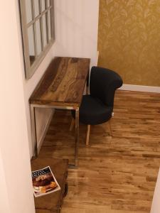 a wooden desk and a chair in a room at Urbana 33 in Rome