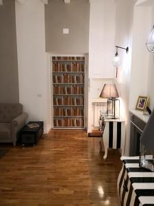 a living room with a book shelf with books at Urbana 33 in Rome