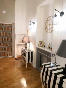 uma sala de estar com uma mesa e uma lareira em Urbana 33 em Roma