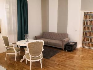 a living room with a couch and a table and chairs at Urbana 33 in Rome