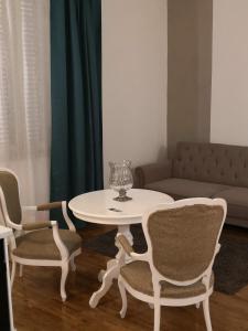 a living room with a table and chairs and a couch at Urbana 33 in Rome
