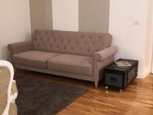 a couch in a living room with a table at Urbana 33 in Rome