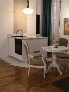 a kitchen with a table and chairs and a sink at Urbana 33 in Rome