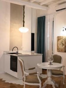 a kitchen with a sink and a table with chairs at Urbana 33 in Rome