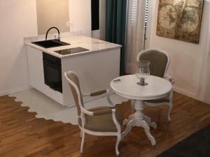 a kitchen with a table and chairs and a sink at Urbana 33 in Rome