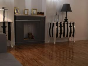 a living room with a fireplace and a lamp at Urbana 33 in Rome