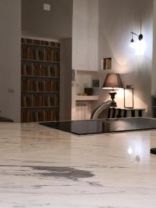 a living room with a table and a lamp in a room at Urbana 33 in Rome
