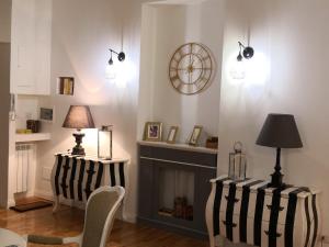 a living room with a fireplace and a clock on the wall at Urbana 33 in Rome