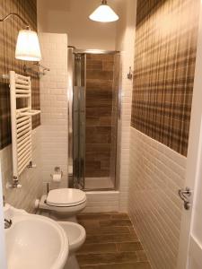 a bathroom with a toilet and a sink and a shower at Urbana 33 in Rome
