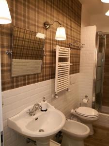a bathroom with a sink and a toilet at Urbana 33 in Rome