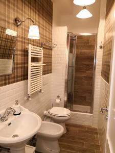 a bathroom with a toilet and a sink and a shower at Urbana 33 in Rome