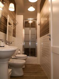 a bathroom with a toilet and a sink and a shower at Urbana 33 in Rome