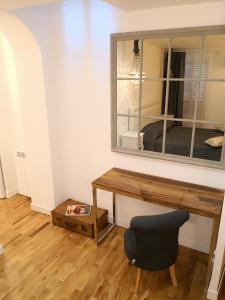 a room with a table and a mirror and a chair at Urbana 33 in Rome