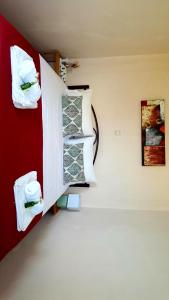 Pokój z lodówką i ręcznikami. w obiekcie Roof Garden House w Korfu