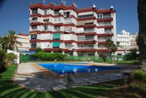 duży budynek z basenem przed nim w obiekcie Mini Penthouse close to beach with nice seaviews w mieście Nerja