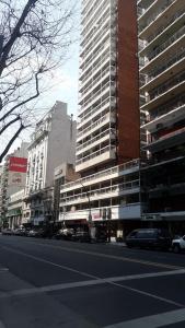 una calle de la ciudad con edificios altos y coches en la carretera en High Recoleta View Apartment Seguridad 24hs en Buenos Aires