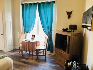 TV a/nebo společenská místnost v ubytování Hotel San Ramon