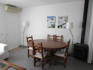 El Malenito في أغوا امارجا: غرفة طعام مع طاولة وكراسي خشبية