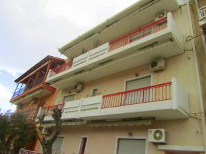 un edificio con balconi sul lato di Villa Sofia a Limenaria
