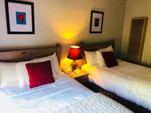 سرير أو أسرّة في غرفة في Hotel San Ramon
