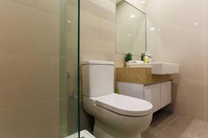La salle de bains est pourvue de toilettes, d'un lavabo et d'une douche. dans l'établissement Perfect Location#2 @Heart of KL City Centre next to Metro MRT, à Kuala Lumpur
