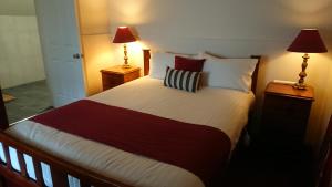 The Empire Hotel Deloraine客房内的一张或多张床位