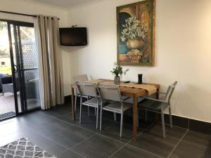 TV a/nebo společenská místnost v ubytování Coonawarra Ensuite Unit B + 19 fotografií