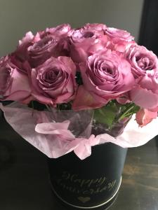 a bouquet of pink roses in a black vase at Spa Suites at RAVEN in Hepburn Springs