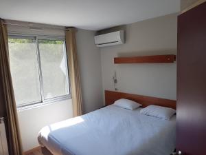 Postel nebo postele na pokoji v ubytování Hôtel Point Bleu + 30 fotografií