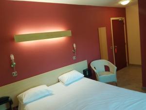 Voodi või voodid majutusasutuse Hôtel Point Bleu toas