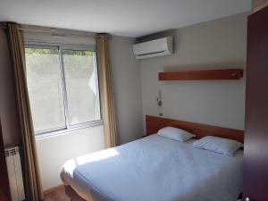 Voodi või voodid majutusasutuse Hôtel Point Bleu toas