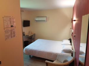 Voodi või voodid majutusasutuse Hôtel Point Bleu toas