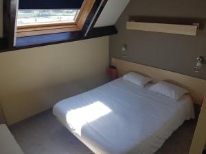 Voodi või voodid majutusasutuse Hôtel Point Bleu toas