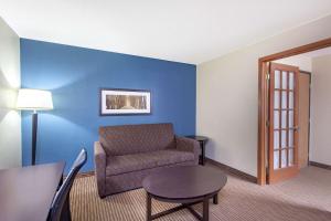 Posezení v ubytování AmericInn by Wyndham Mankato Event Center near MSU