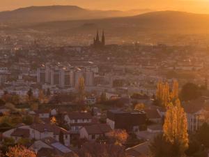 un paysage urbain d'une ville au coucher du soleil dans l'établissement hotelF1 Clermont Ferrand Est, à Clermont-Ferrand
