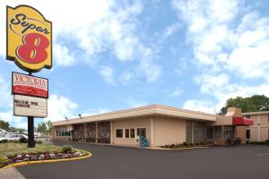 a view of a restaurant with a sign in front of it at Super 8 by Wyndham Chicago Northlake O'Hare South in Northlake