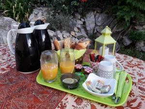 - un plateau de nourriture avec du jus de fruits et du pain sur une table dans l'établissement MADE IN PROVENCE proche Cassis, à Les Barles