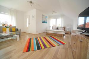 里沃Irena domek的一间客厅,地板上铺着色彩缤纷的地毯 更多1张照片