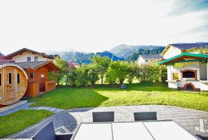 a backyard with a table and chairs on a patio at Villa Hasi in Aich