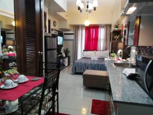 Rúm í herbergi á Nica's Place Property Management Services at Horizons 101 Condominium